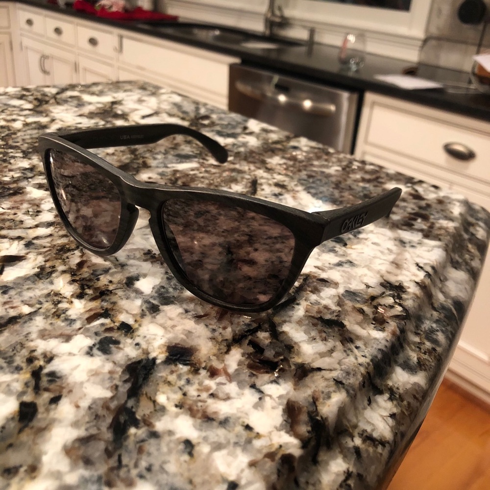 Men’s Oakley polarized sunglasses barely worn